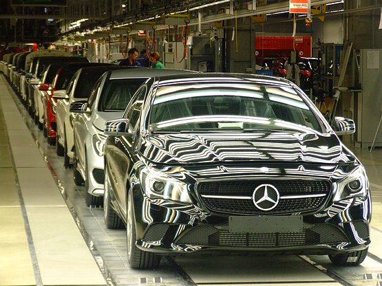Biztonság a Mercedes gyárban (forrás: autoszektor.hu)