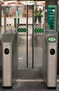 A beléptetőkapuk teszt verziói a 3-as Metro Corvin negyed állomásánál, a plexi kapukkal. (forrás index.hu)