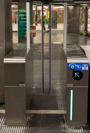 A beléptetőkapuk teszt verziói a 3-as Metro Corvin negyed állomásánál, a plexi kapukkal. (forrás index.hu)