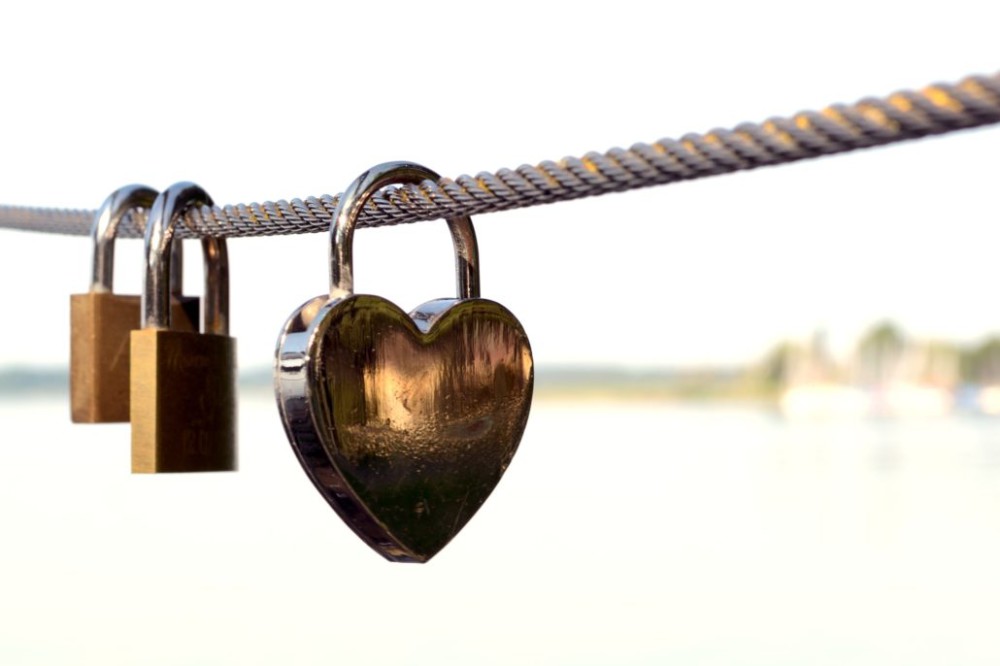 Mutasd az EKG-d megmondom ki vagy ! EKG a hitelesítés új lehetősége Forrás: https://www.b-secur.com/ecg-next-generation-authentication/
