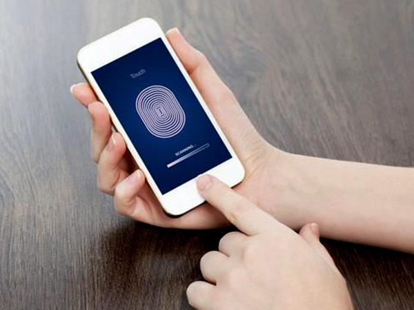 Forr&aacute;s: https://www.theguardian.com/technology/2016/feb/19/how-safe-is-voice-recognition-fingerprint-id-hsbc