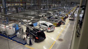 Biztonság a Mercedes gyárban (forrás: autopolt.hu)