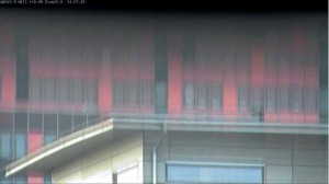 Tükröződés egy hagyományos dóm kamerában 20°C-os döntés és 20x zoom mellett