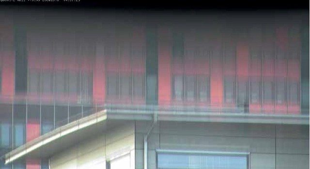 Tükröződés egy hagyományos dóm kamerában 20°C-os döntés és 20x zoom mellett