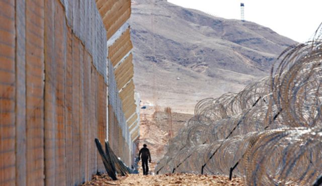 Izraeli acélkerítések biztonságtechnikával a határokra?