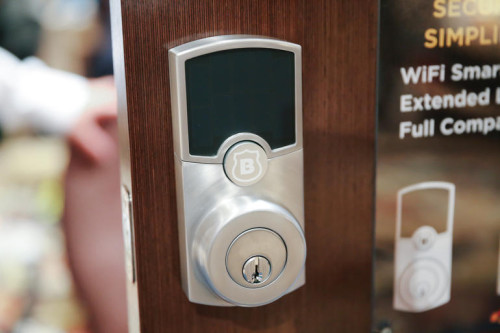 Innovációk a 2016-os Las Vegas-i CES (Consumer Electronics Show) találkozón Forrás. http://cnet3.cbsistatic.com/hub/i/r/2016/01/06/5bdf7a46-c29c-4dbc-8186-643eeb484a7b/resize/770x578/8e3f0d958ca723aba179dc316e35103a/brinks-array-product-photos-1.jpg